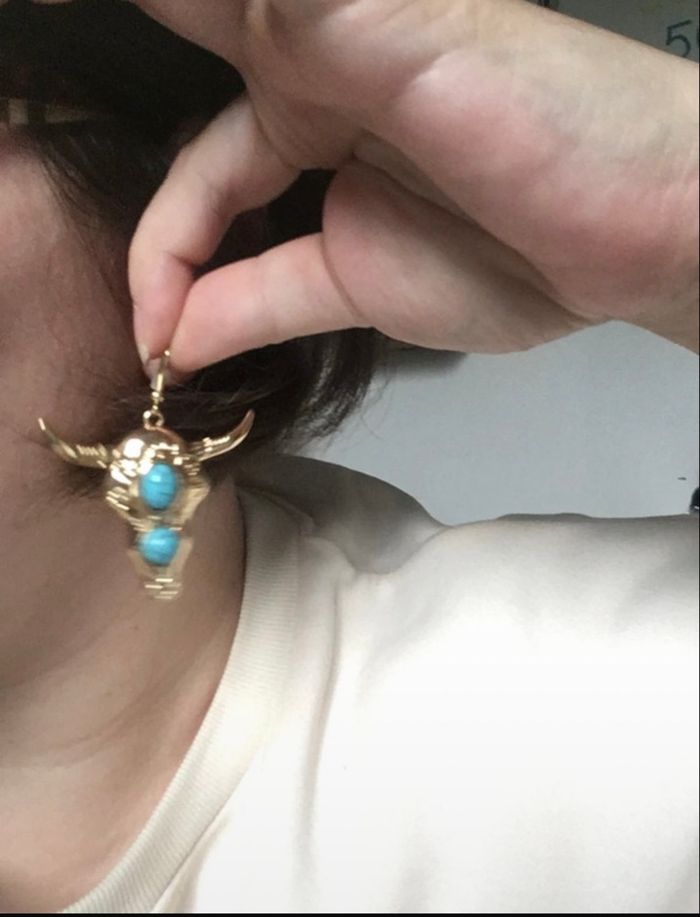 Boucles d’oreilles pendantes NEUVES  femme tête de buffle couleurs doré et turquoise - photo numéro 3