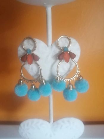 🌸Boucles d'oreilles acier doré ornés de perles et pompons "Boutique parisienne" 🌸
