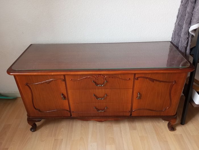 Buffet vintage bois avec rangement et plateau verre
🤎