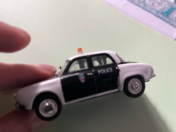 Renault Dauphine « police »  échelle 1/43