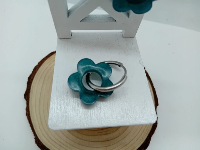 Boucles d'oreilles anneaux fleurs résine - photo numéro 4