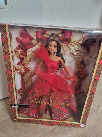 Barbie Noël 2024 cheveux marron clair
