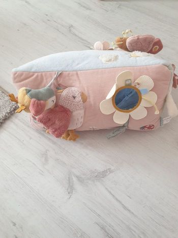 Coussin triangulaire d'activités Little Dutch 