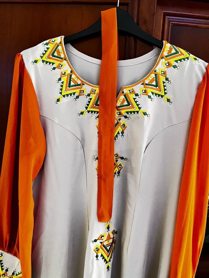Robe kabyle brodé pour femme, tissu crêpe, et voile - photo numéro 4