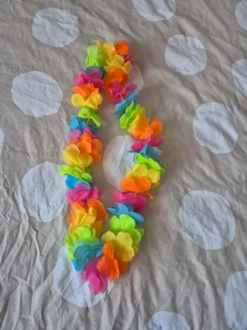 Collier de fleurs neuf
