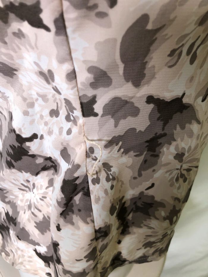 Blouse col rond motifs fleurs taupe et marron H&M manches courtes taille 38 comme neuve - photo numéro 7