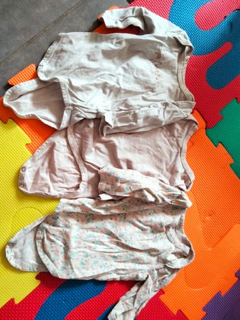 Lot de 3 bodys fille  3 mois tape à l'oeil