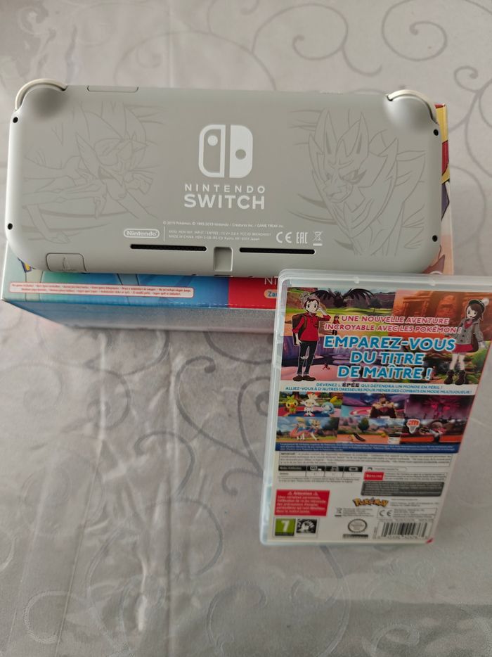 Nintendo Switch lite édition limitée pokemon + jeu pokémon épée