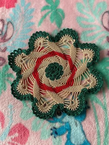 Napperon vert pailleté, rouge et beige