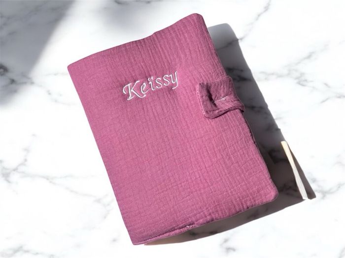 Protège carnet de santé en gaze de coton personnalisé brodé
