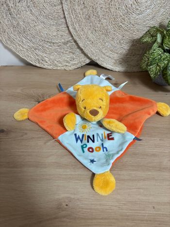 Doudou plat Winnie l ourson orange bleu rayé Winnie pooh Disney