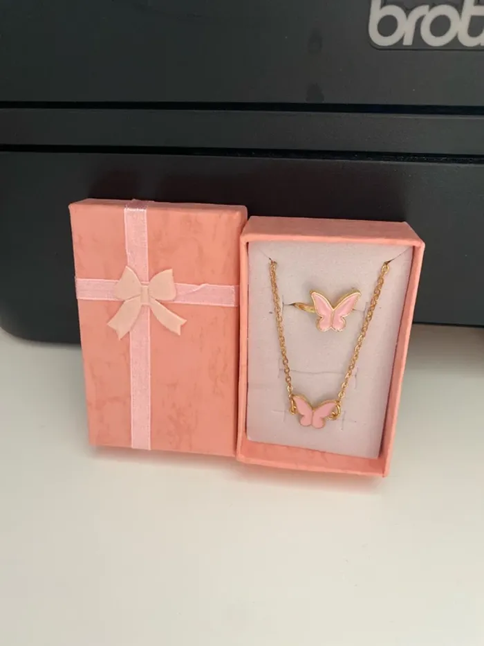Parure Ensemble bijoux collier et bague papillon rose