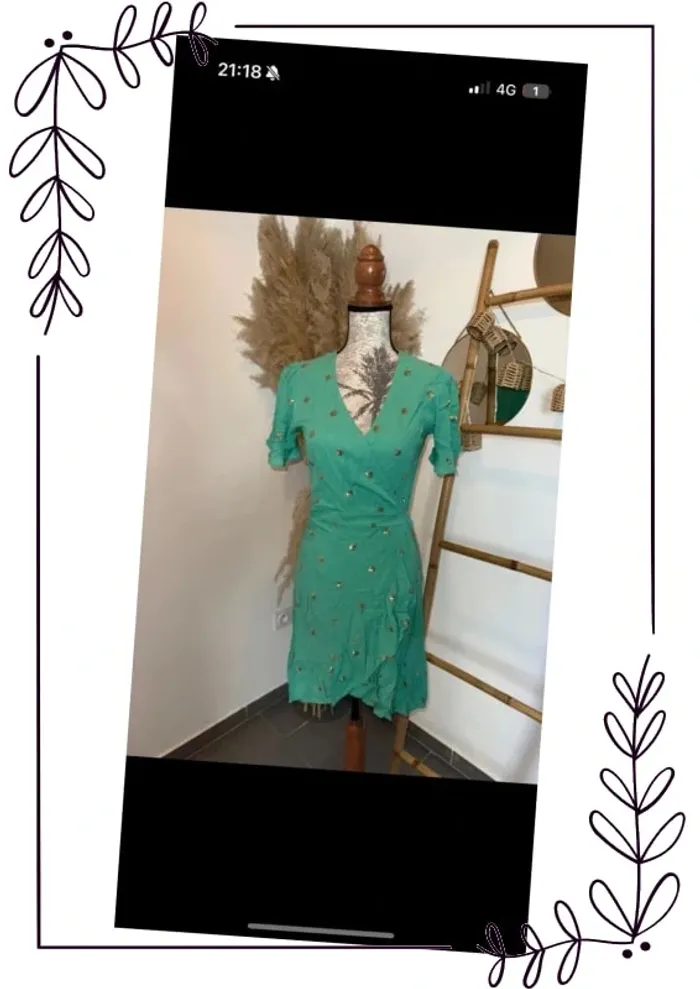Robe bleu turquoise d’été avec sequin doré
