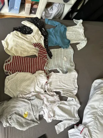 Lot 11 bodies manches longues garçon 6 mois