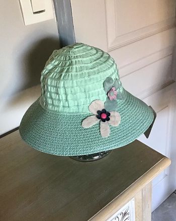 Très joli chapeau de coloris menthe avec petite fleur sur le dessus de 51 cm environ