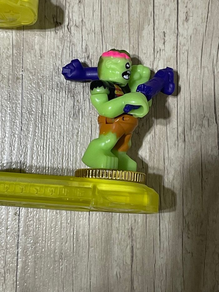 Arène et 4 figurines Akedo - photo numéro 4