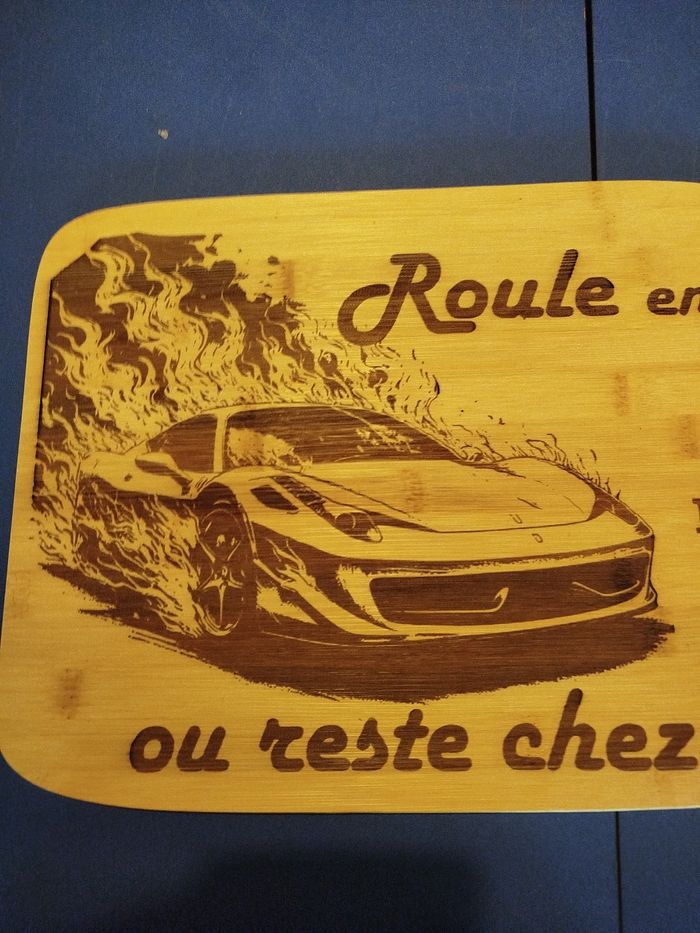 Planche à découper en bambou motif Ferrari neuf - photo numéro 2