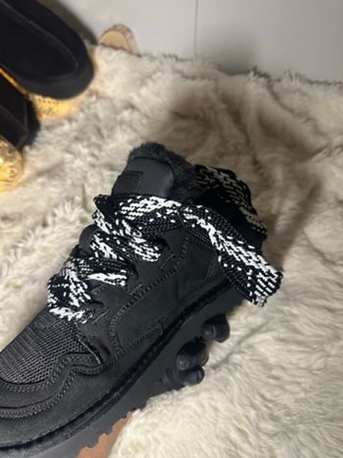 UGG LOWMEL NOIR - TAILLE 39 - photo numéro 4