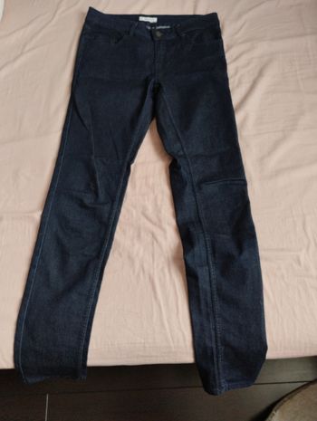 Un jean bleu foncer