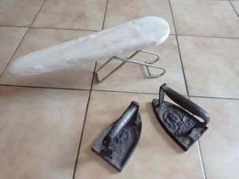 Mini planche à repasser + 2 fers à repasser anciens en fonte