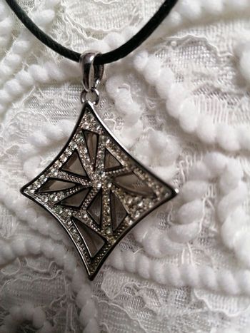 Pendentif losange en rodhium avec cristaux de Zwarovsky Pierre Lang