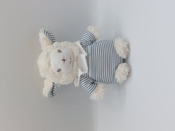 Peluche doudou mouton blanc PEDIATRIL Eau thermale Avène rayé bleu collerette