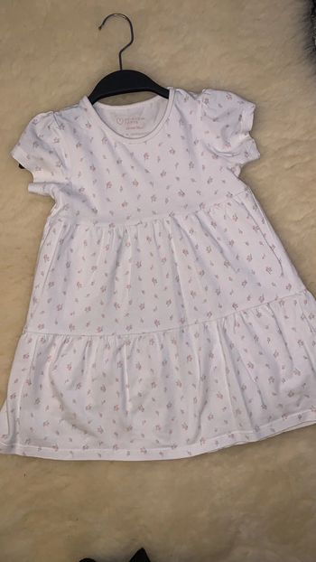 Très jolie robe (taille 24/36 mois)