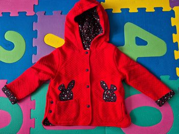 Jolie veste rouge lapins 18 mois