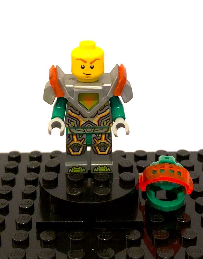 LEGO Nexo Knights - "Aaron Fox, trans-neon orange visor" - photo numéro 9