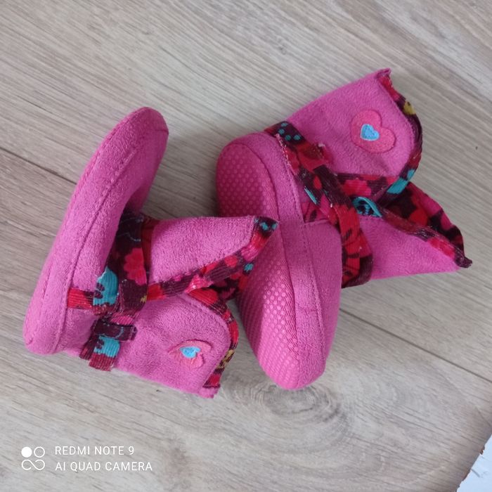 Chaussons roses bébé