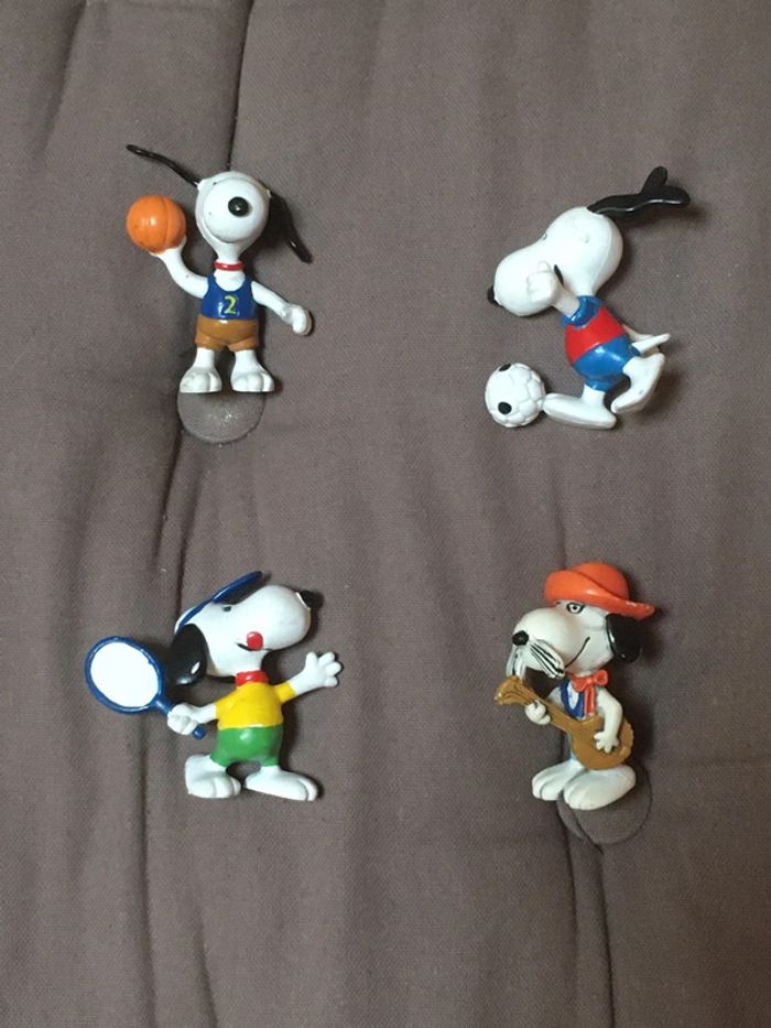 4 figurines de Snoopy