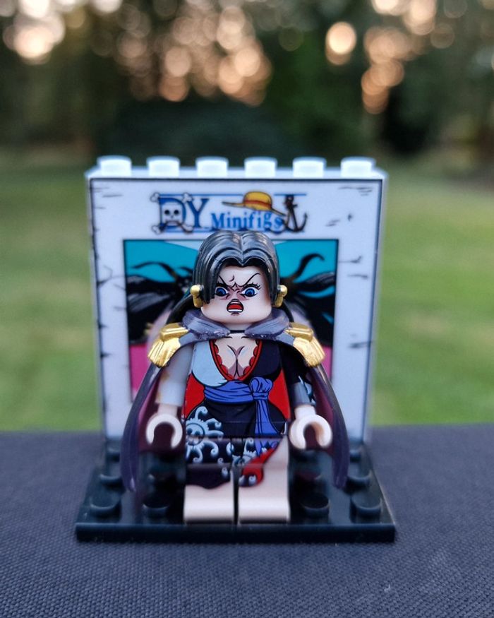 Minifigure Manga One Piece n1 Boa Hancock avec son support n1.3