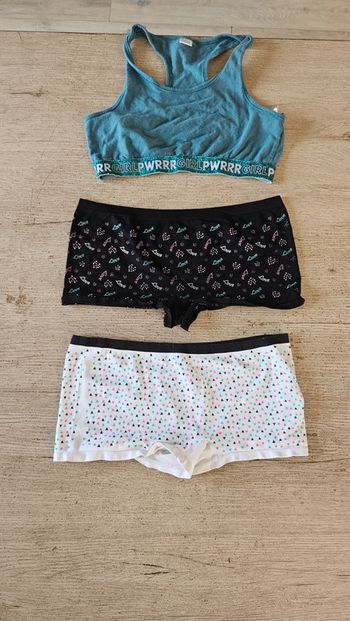 Lot composé de 2 shorty et 1 brassière, taille 15/16 ans