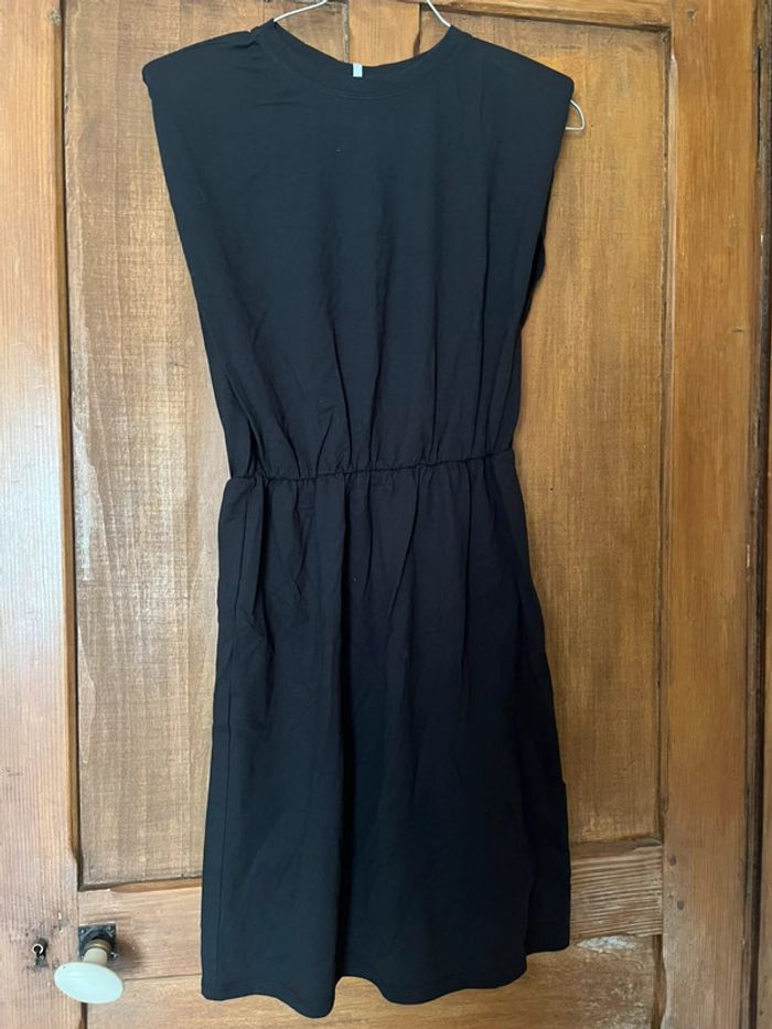 Robe noire avec épaulettes