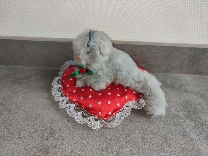 Peluche chat sur coussin - photo numéro 2