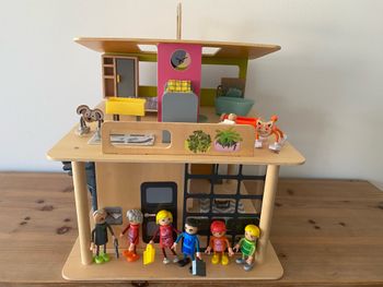 Maison de poupées moderne en bois, entièrement meublée avec ses poupées