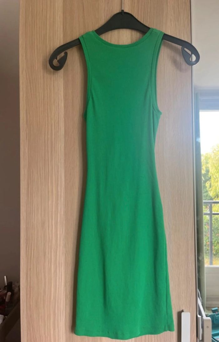 Robe moulante ouverte au niveau du nombril - photo numéro 2