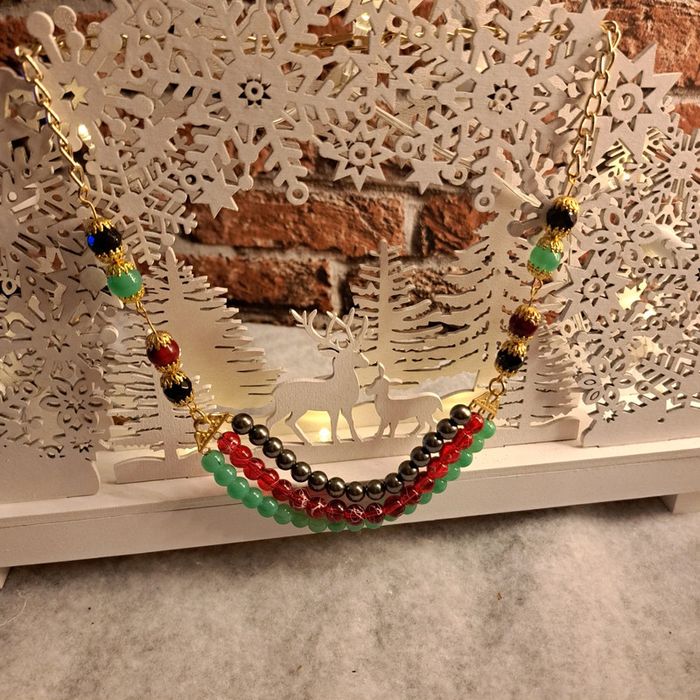 Collier chic multi rang vert noir et rouge