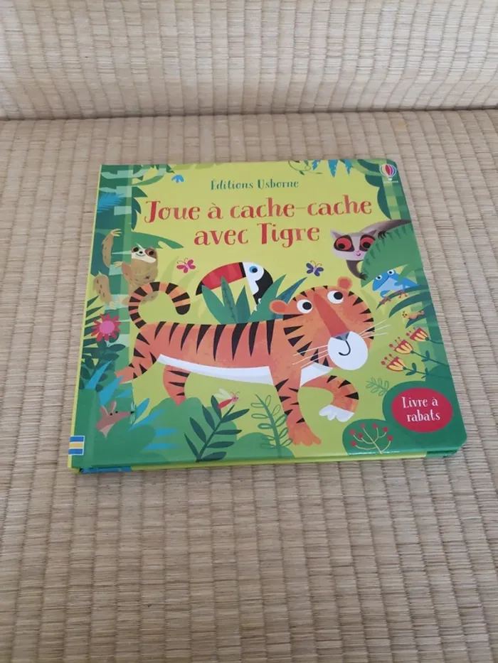 Joue à cache-cache avec tigre