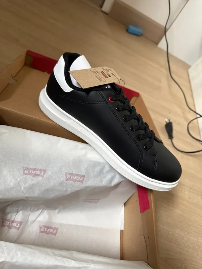 Très jolies baskets Levi’s neuves avec étiquette pointure 39 - photo numéro 5