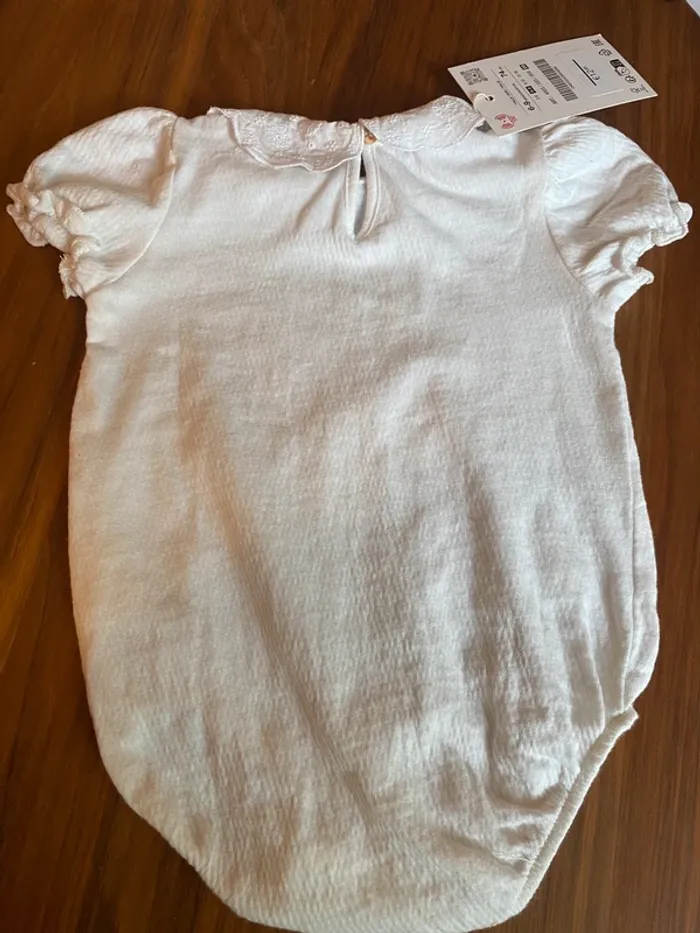 Body manches courtes Zara neuf avec étiquette col dentelle 6-9 mois - photo numéro 4