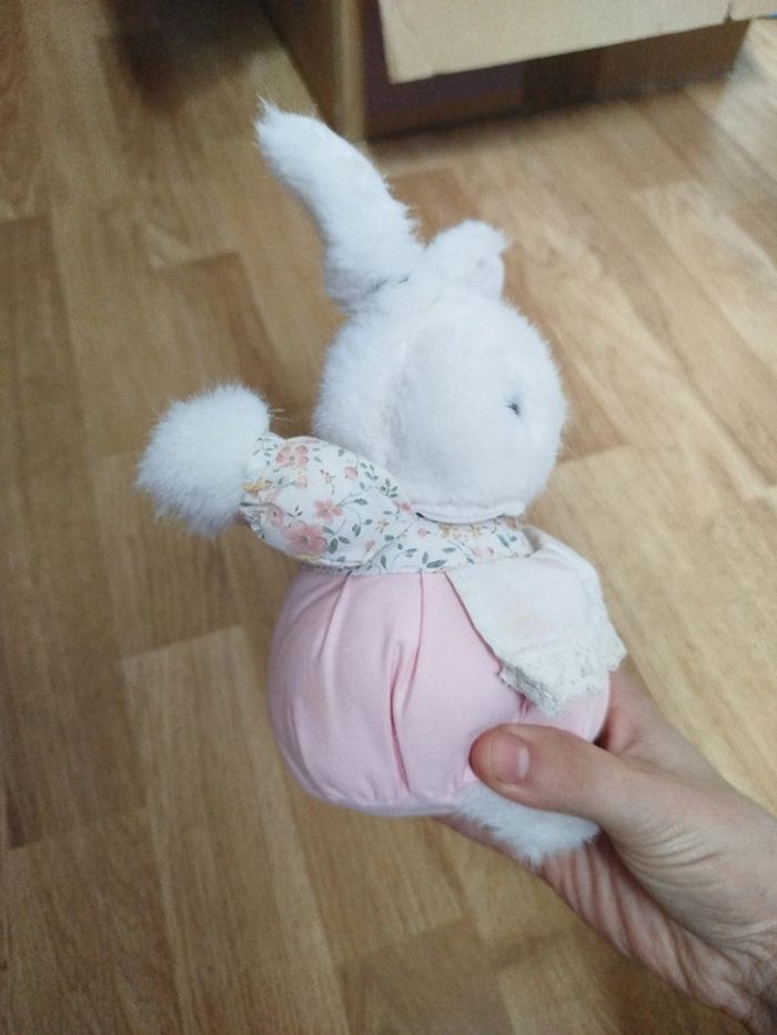 Peluche lapin boule blanc corps en tissu rose et dentelles, imprimé fleurs vintage - photo numéro 2
