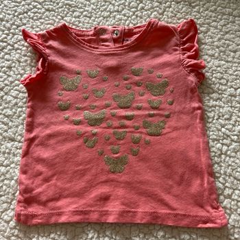 T-shirt rose avec des papillon