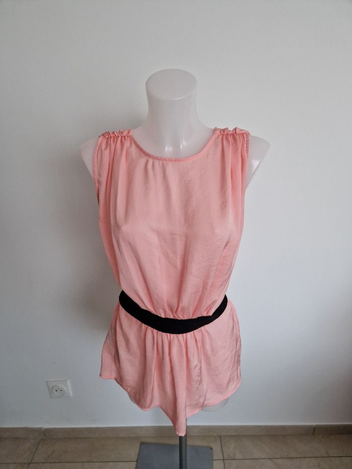 Haut rose avec sa ceinture noire Mango