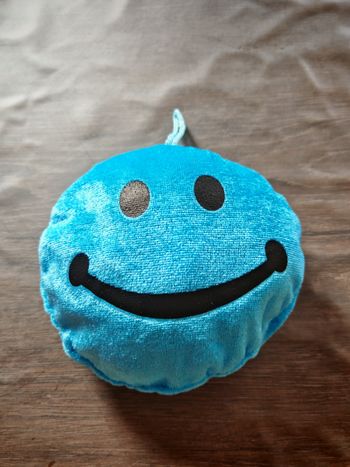 Peluche smiley à suspendre 