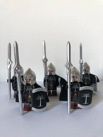Figurine type lego 5 gardes lanciers de Minastirit. le seigneur des anneaux