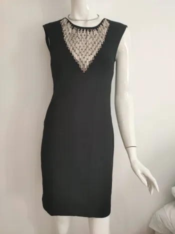 Robe moulante noire, dos nu avec plastron a l'avant