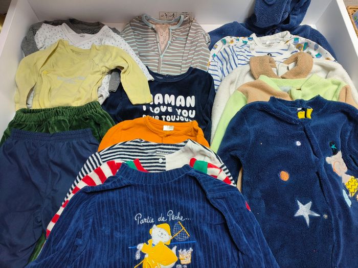 Lot 18 vêtements garçon 12 mois