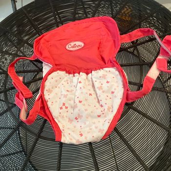 Porté poupée rose de chez Calinou