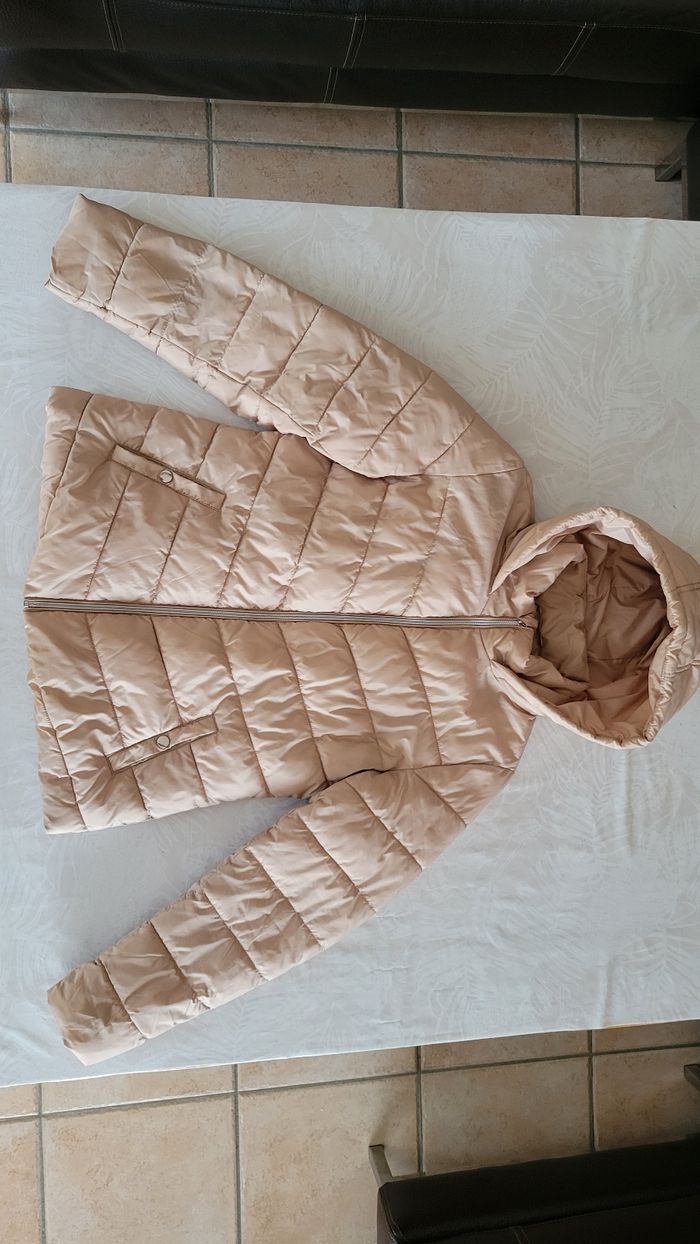 Doudoune à capuche, couleur beige, en taille M.
